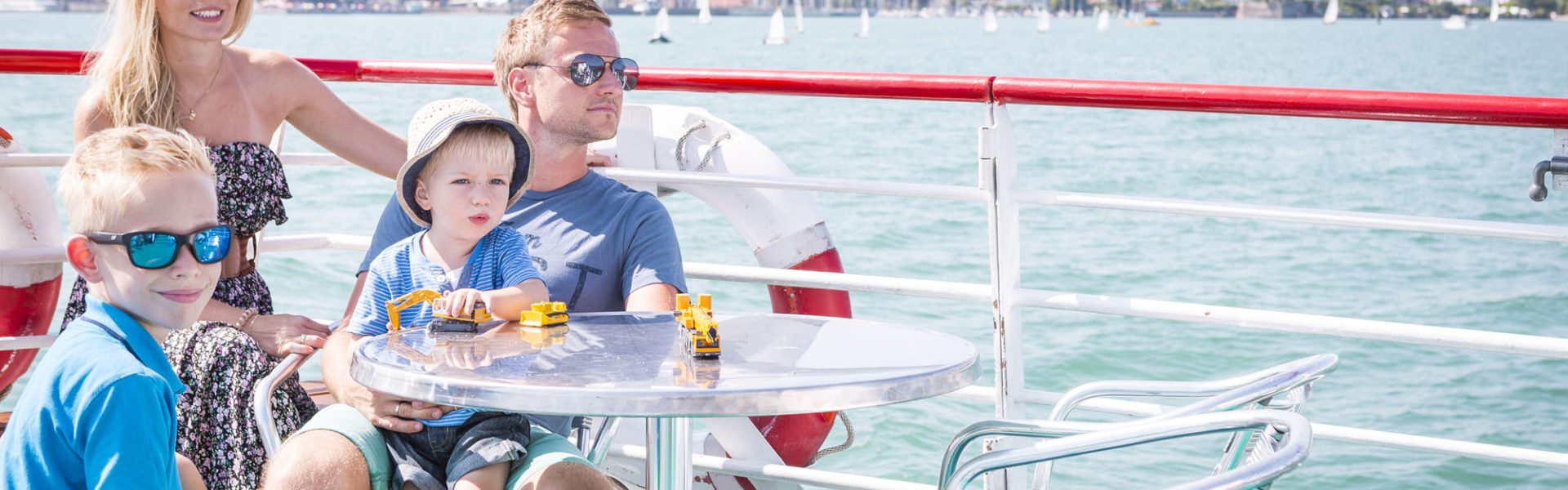 Eine Familie auf einem der Schiffe der Vorarlberg Lines bei einem Ausflug auf dem Bodensee, V-CARD Bonuspartner © Studio Fasching/Vorarlberg Lines