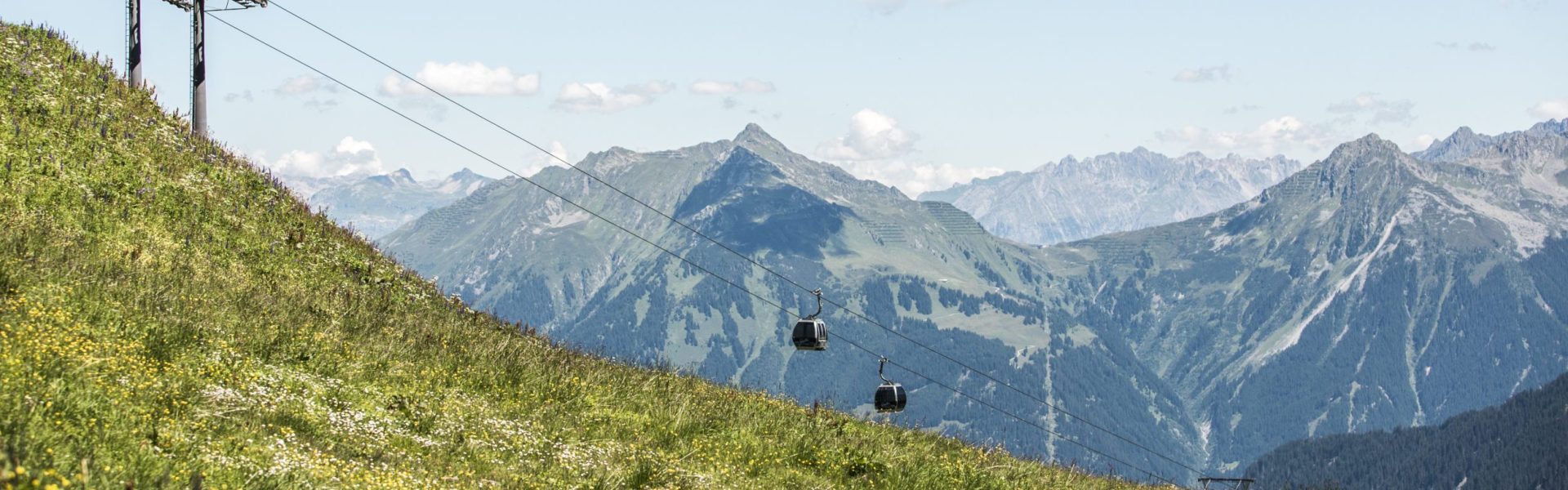 Zwei Gondeln der Bergbahn Gargellen im Montafon im Sommer - ein V-CARD Ausflugsziel