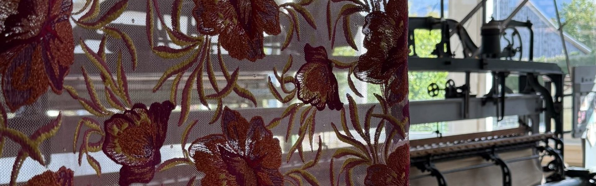 S-MAK Museum, Spitzenstoff, im Hintergrund die große, historische Stickemaschine